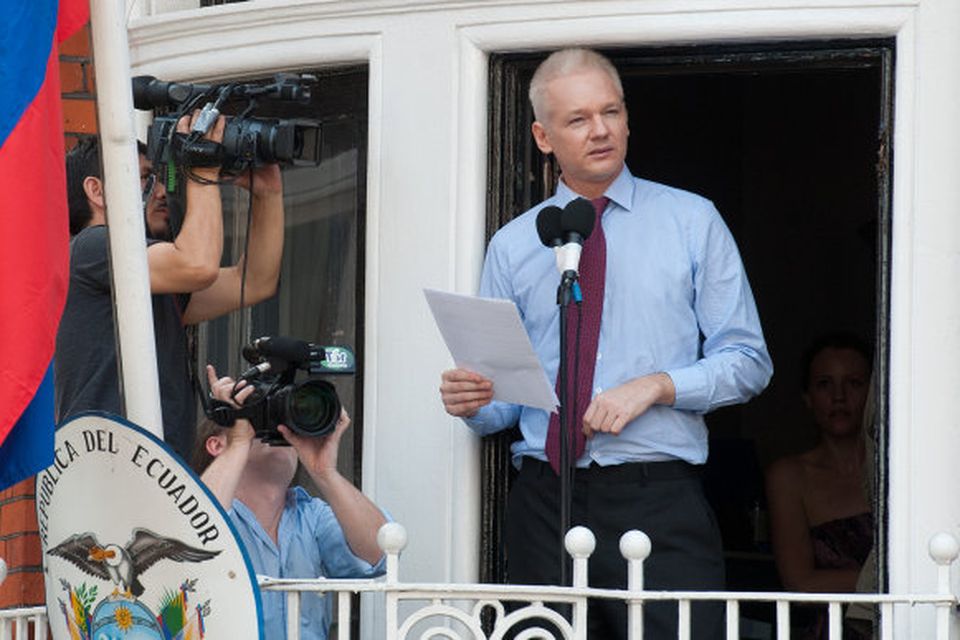 Julian Assange á svölum sendiráðs Ekvadors.