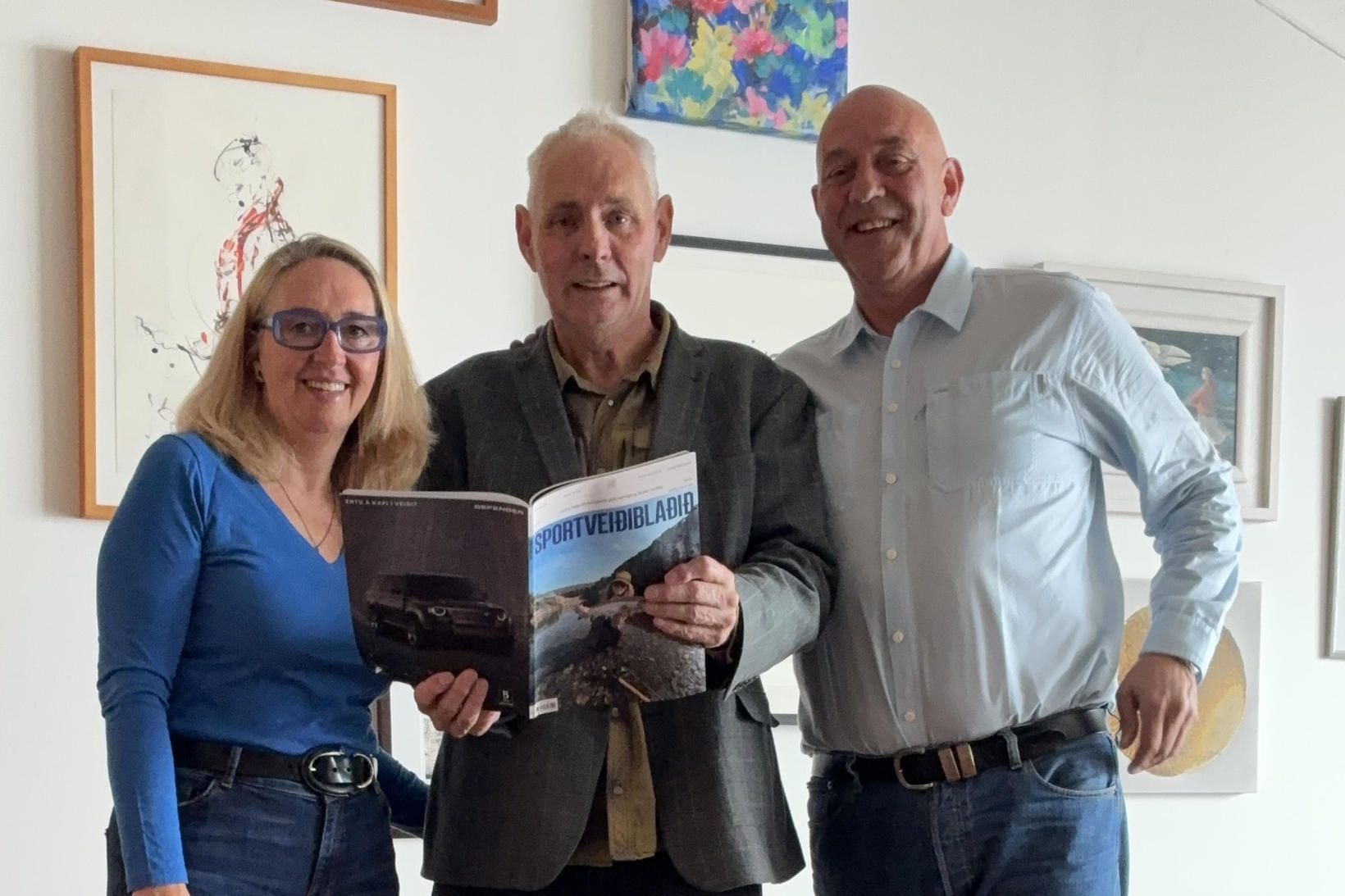 Vigdís, Gunnar Bender og Marteinn útgáfustjóri fletta nýja eintakinu. Sportveiðiblaðið …