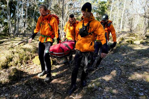 Myndin var tekin 13. apríl 2019 og sýnir starfsfólk Norsk Folkehjelp bera barn á börum …