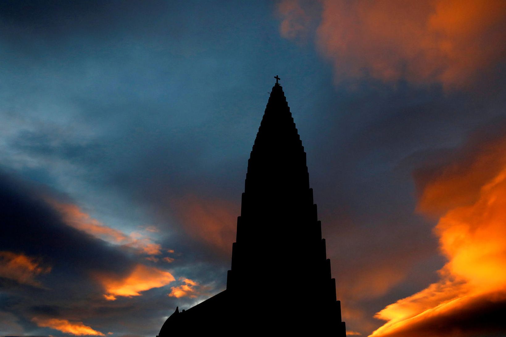 Hallgrímskirkja í ljósaskiptunum.