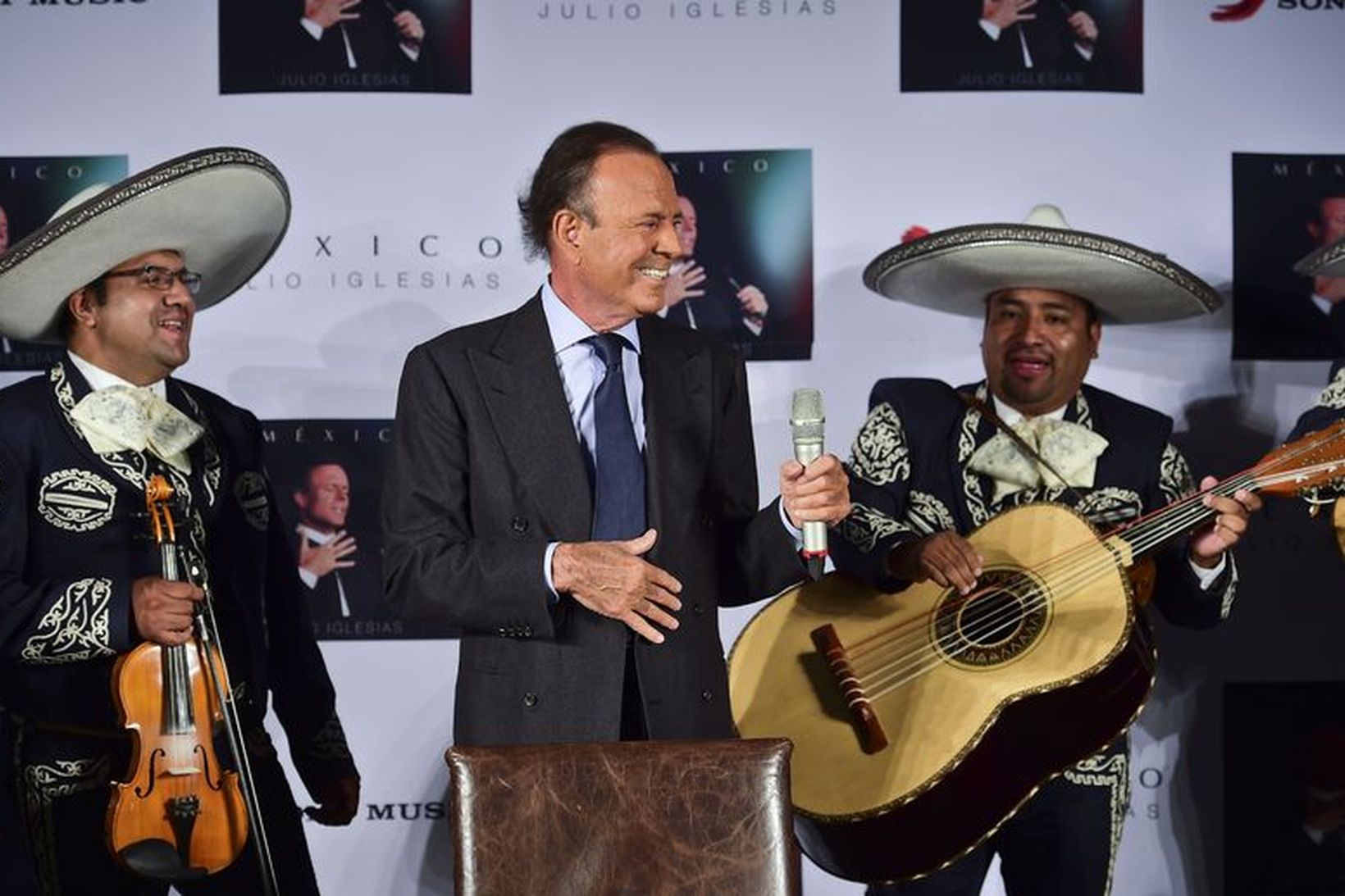 Julio Iglesias sést hér kynna nýjustu hljómplötu sína Mexíkó.
