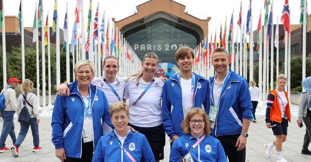 Í ólympíuþorpinu. Efri röð: Halla Tómasdóttir forseti, Róbert Ísak Jónsson, Ingeborg Eide Garðarsdóttir, Már Gunnarsson, …