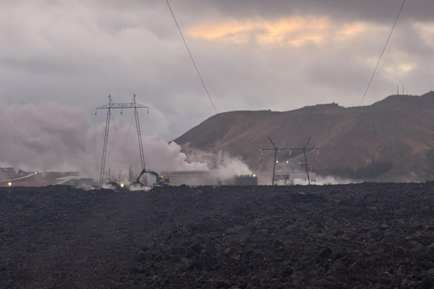 Við Svartsengi í morgun. Mastrið er 29 metrar á hæð …