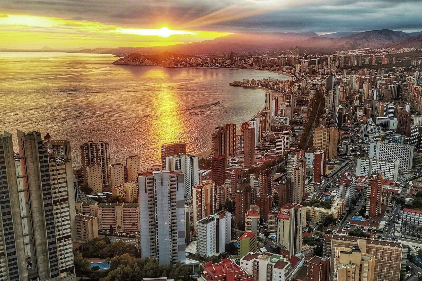 Óeirðalögregla á götum Benidorm vegna HM