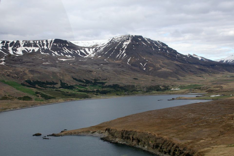 Horft inn Kollafjörð að Mógilsá, þaðan sem er fjölfarin gönguleið upp á Esjuna.