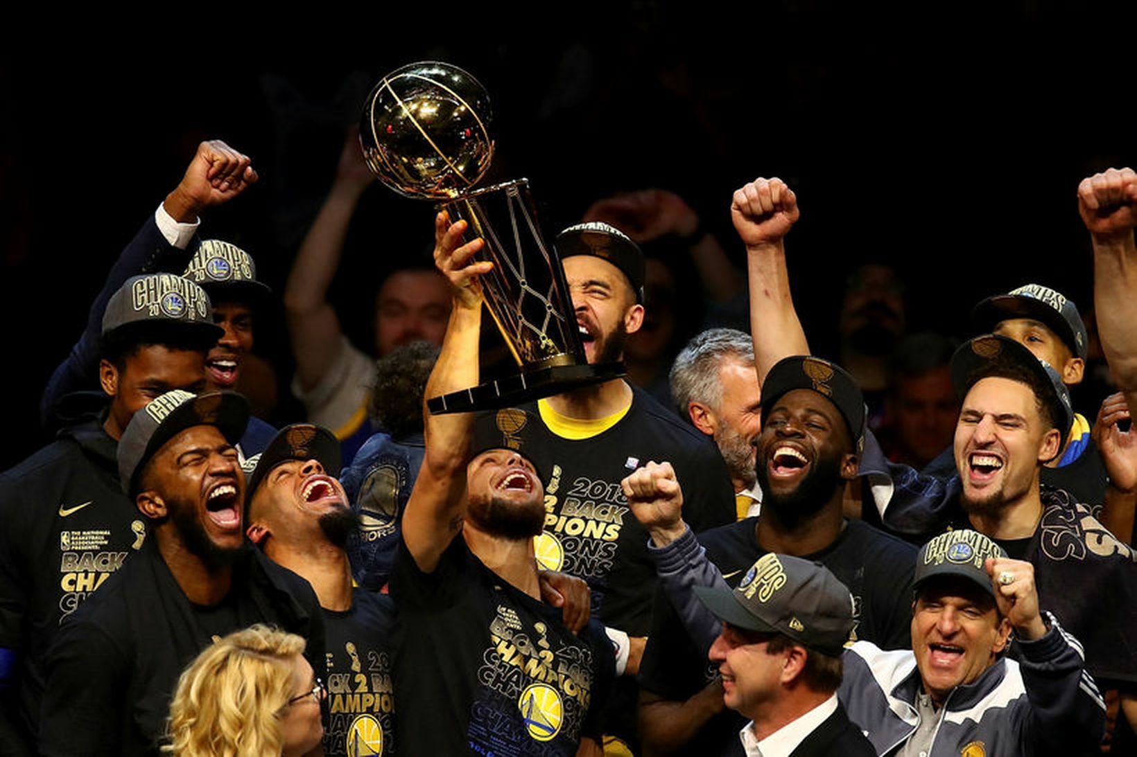 Leikmenn Golden State Warriors fagna sigri í NBA-deildinni í júní.