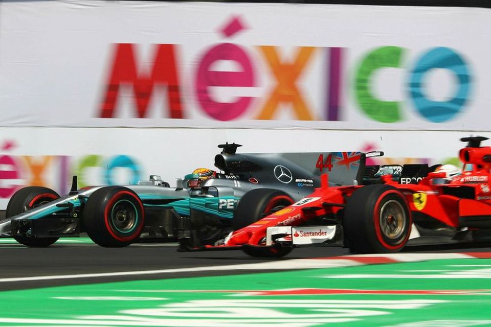 Lewis Hamilton á Mercedes (t.v.) fer fram úr Sebastian Vettel á Ferrari á æfingu í …