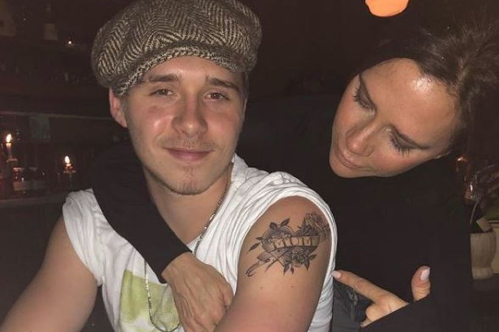 Brooklyn Beckham ásamt móður sinni, Victoriu Beckham, og mömmutattúinu.