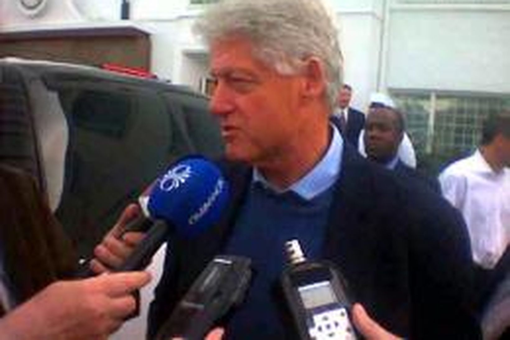 Bill Clinton ræðir við íslenska blaðamenn utan við bandaríska sendiráðið.