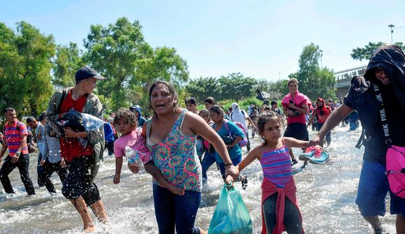 Hlupu fram hjá þjóðvarðliðum og inn í Mexíkó