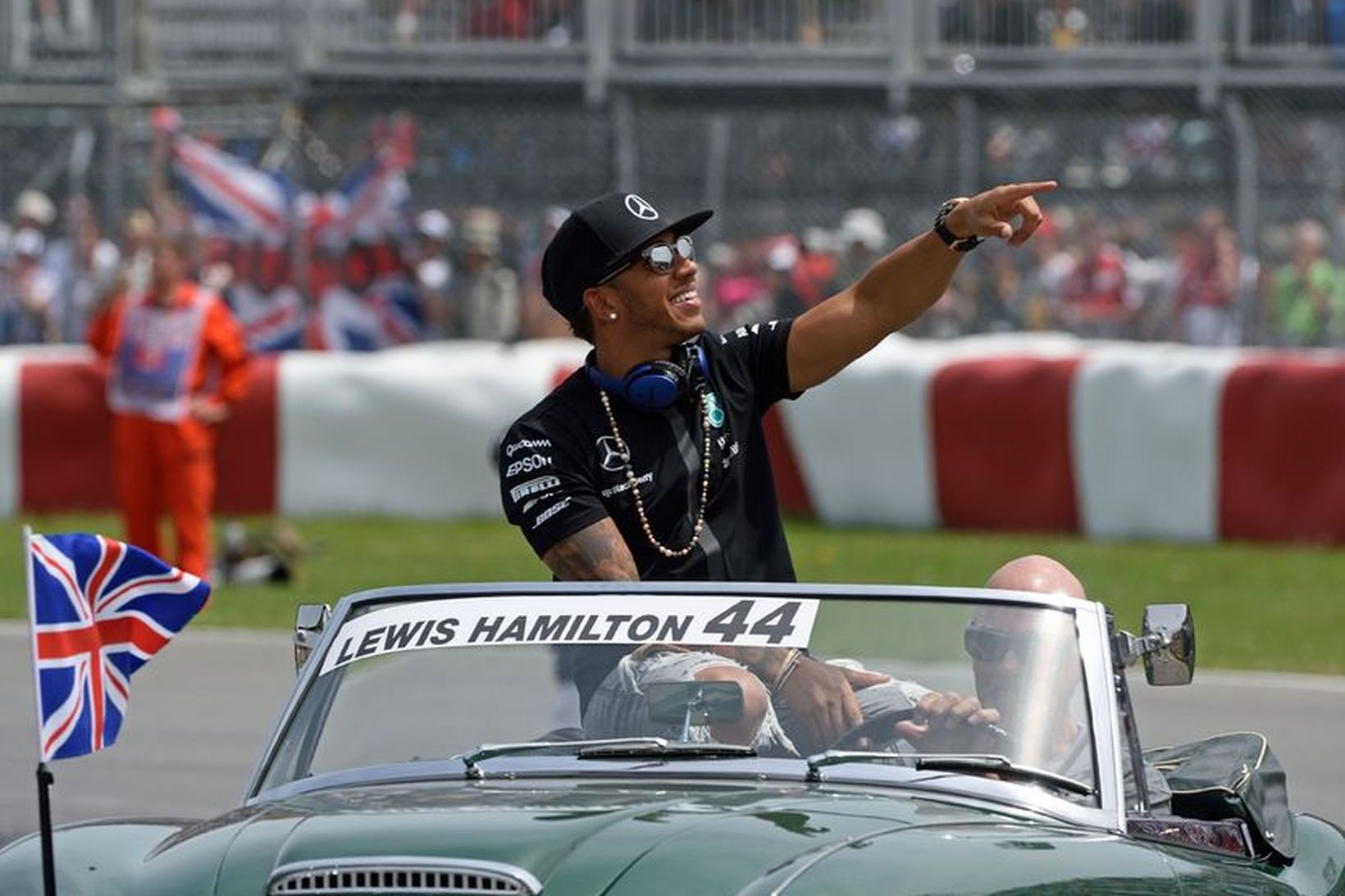 Lewis Hamilton á heiðurshring um brautina í Montreal skömmu fyrir …