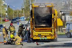 Slökkviliðið að störfum við ruslabílinn í dag.