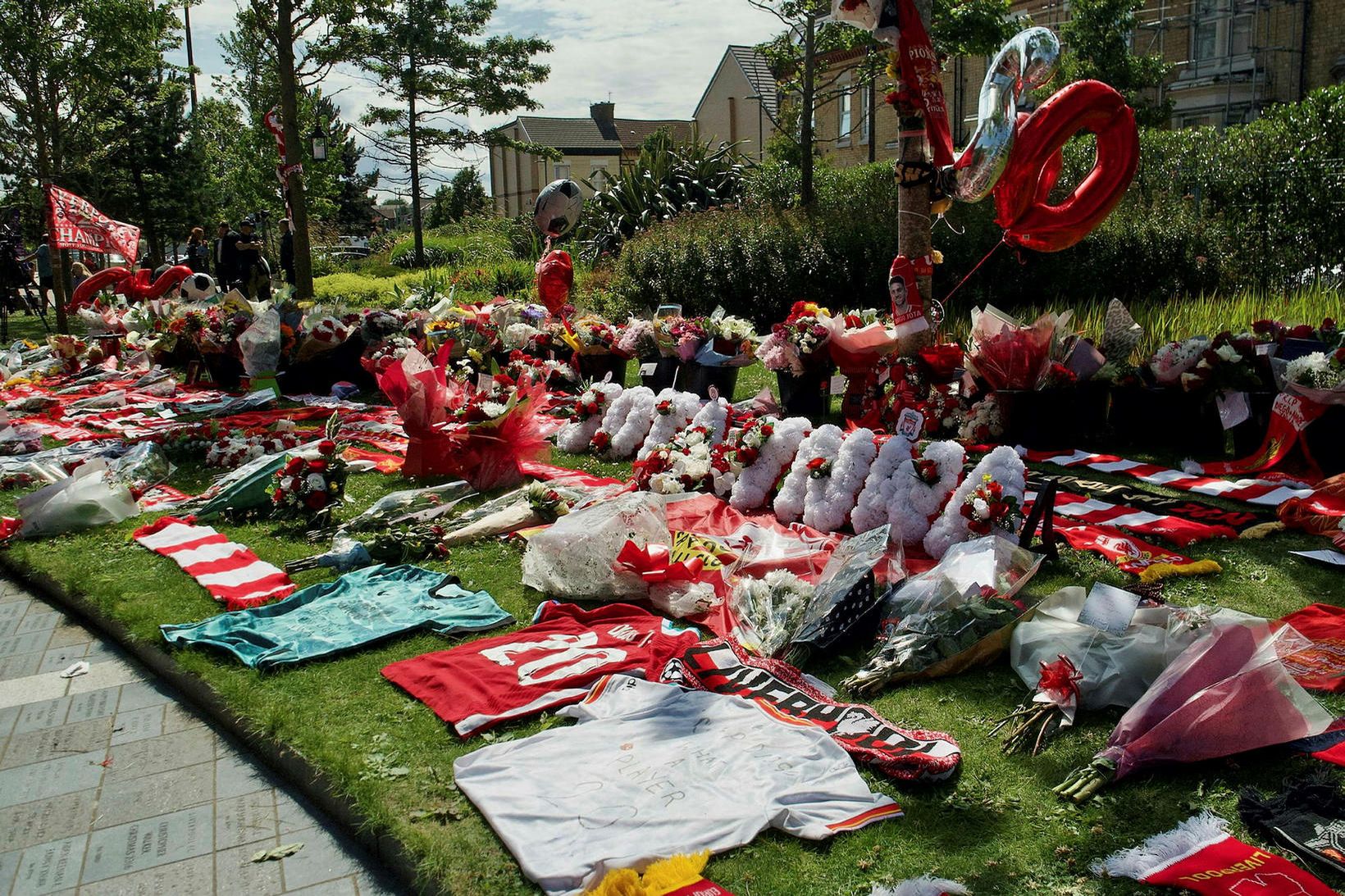 Mikill fjöldi fólks hefur lagt leið sína að Anfield, heimavelli …