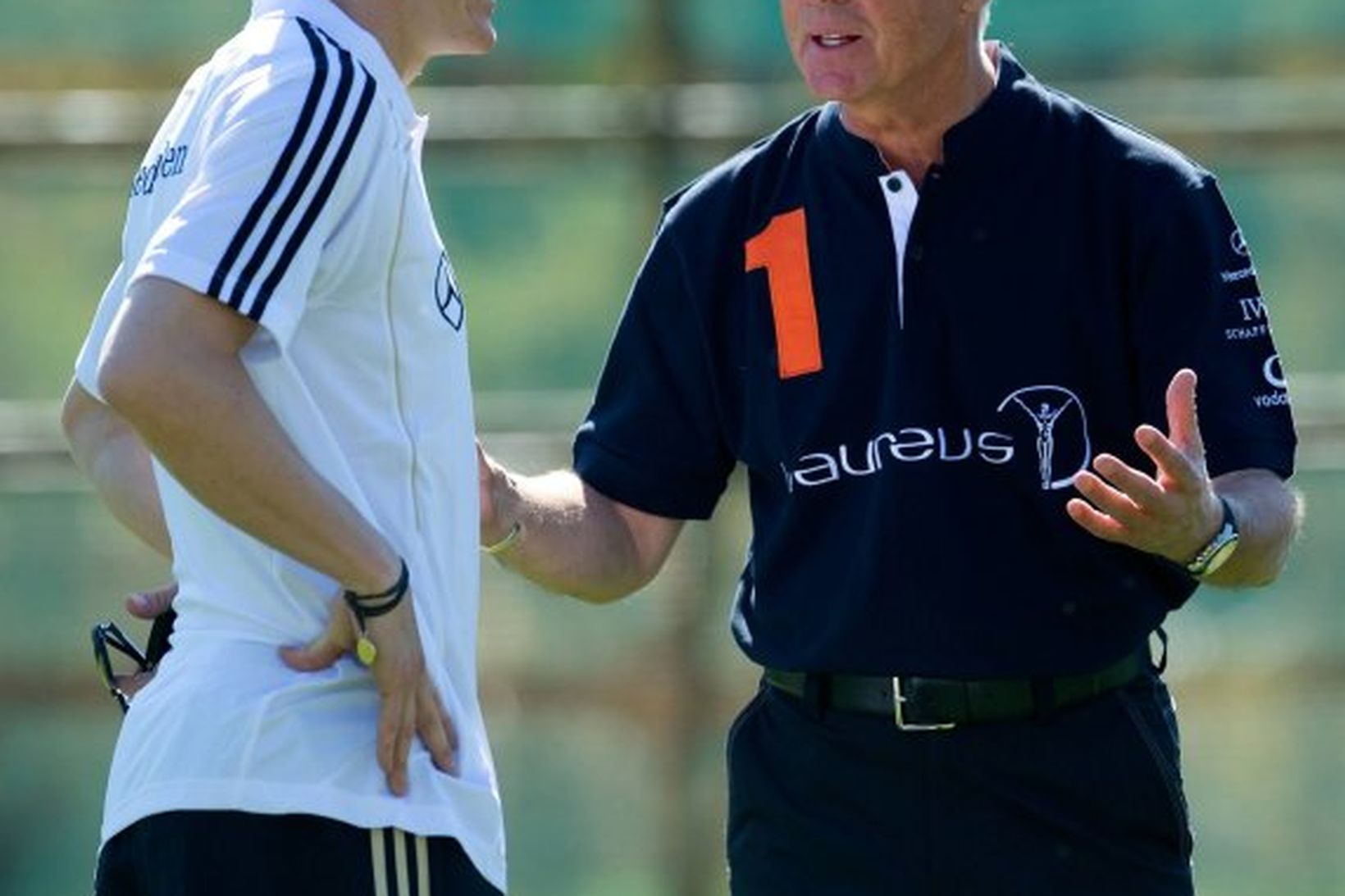 Franz Beckenbauer ræðir við Bastian Schweinsteiger á æfingu þýska landsliðsins.