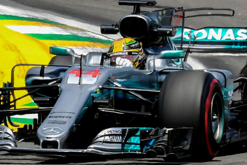Lewis Hamilton á ferð á seinni æfingu dagsins í Sao Paulo.