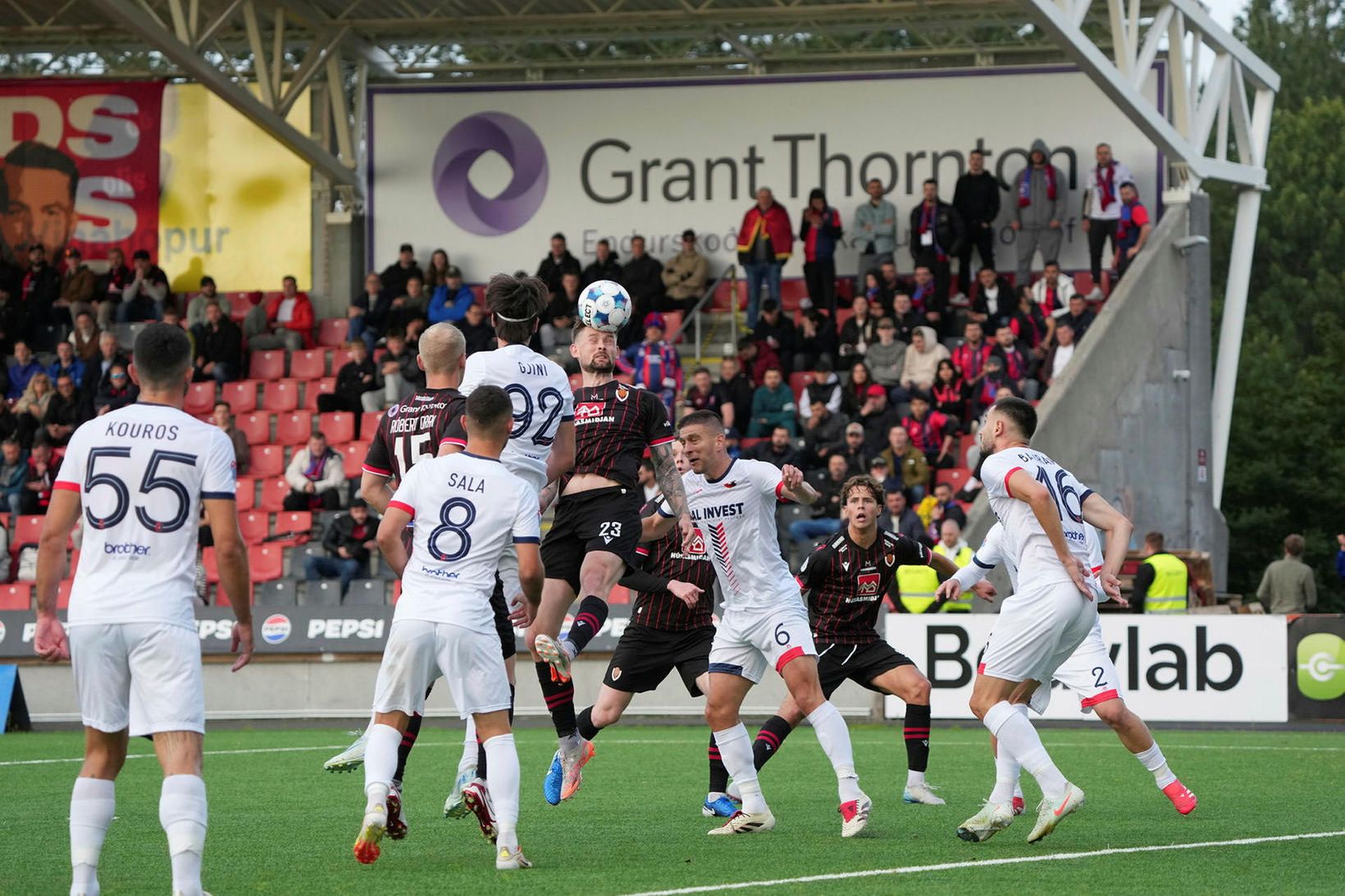 Nikolaj Hansen reynir að skalla að marki Vllaznia í leiknum …