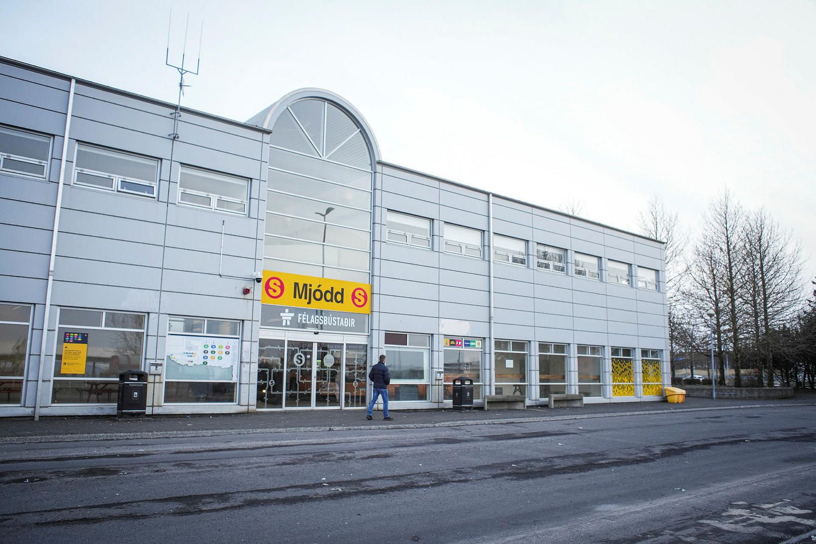 Sex ungmenni réðust á konu í Mjóddinni