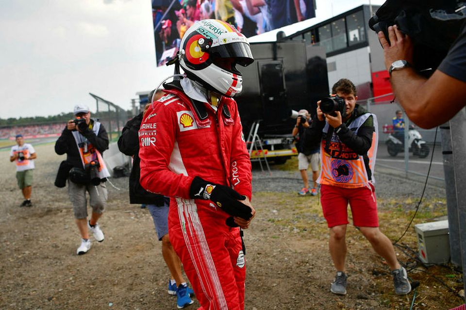 Svekktur gengur Sebastian Vettel af vettvangi í Hockenheim.