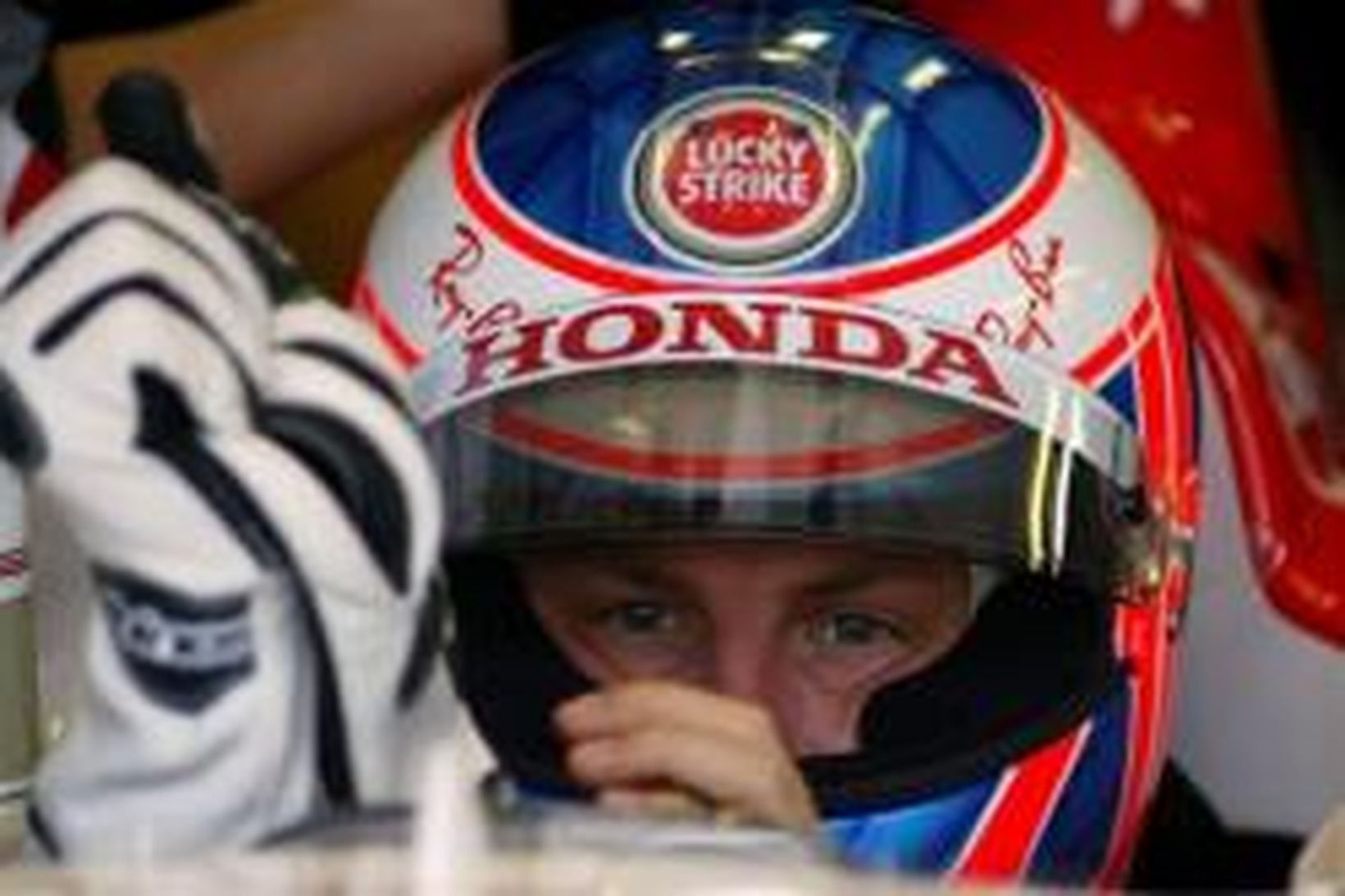 Jenson Button býr sig undir æfingarakstur í Sao Paulo í …