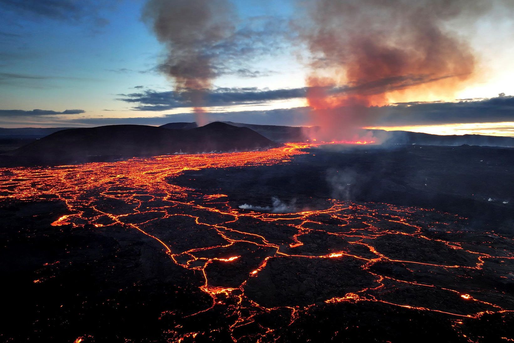 Hraunið kem­ur úr þrem­ur gíg­um og renn­ur að mestu til …