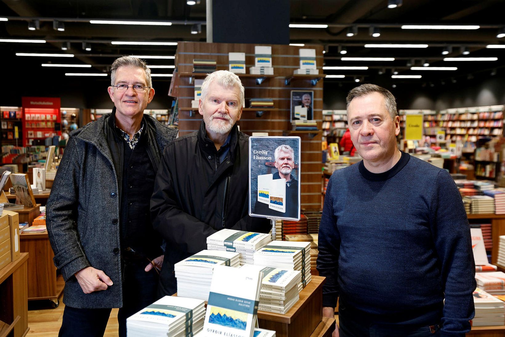 Ingimar Jónsson, forstjóri Pennans, Gyrðir Elíasson og Aðalsteinn Ásberg útgefandi, …