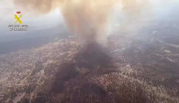 Hitabylgja í rénun og aðstæður betri fyrir slökkvistarf