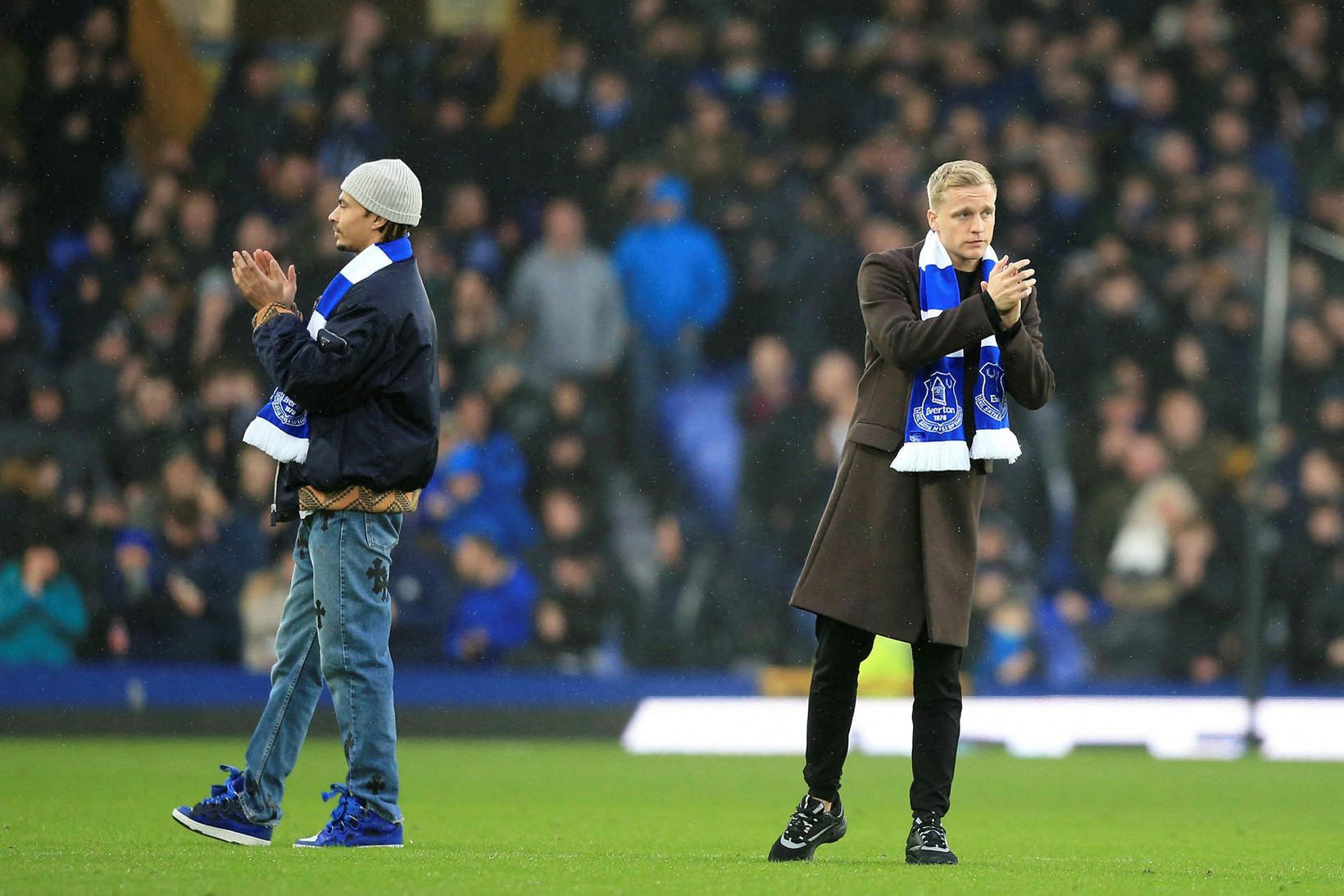 Donny van de Beek (t.h.) ásamt Dele Alli en þeir …