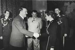 Adolf Hitler og Hanna Reitsch við orðuveitingaathöfn í mars 1941. Var Hanna þá sæmd járnkrossinum …