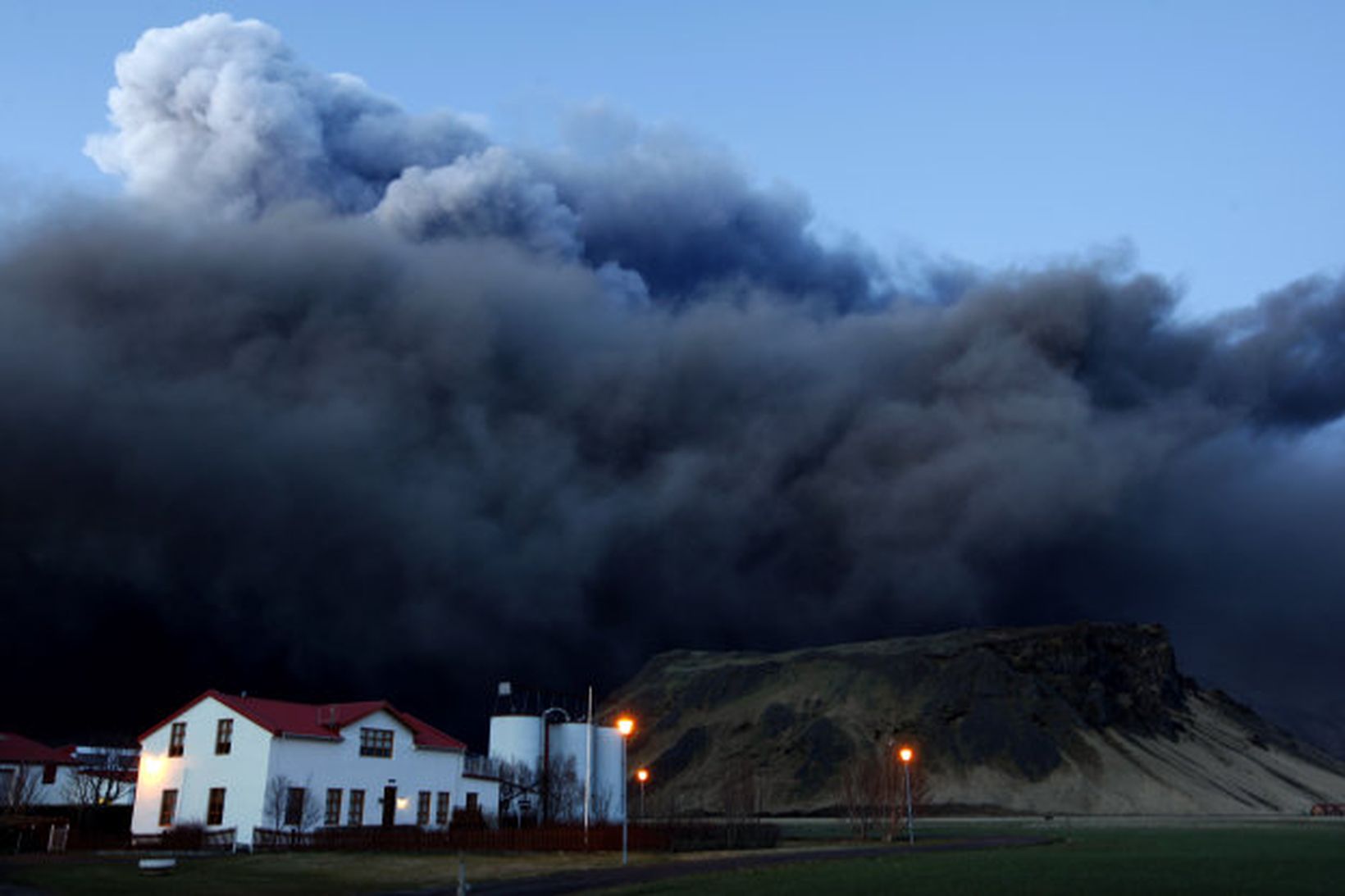Gríðarlegt öskufall við bæinn Þorvaldseyri.