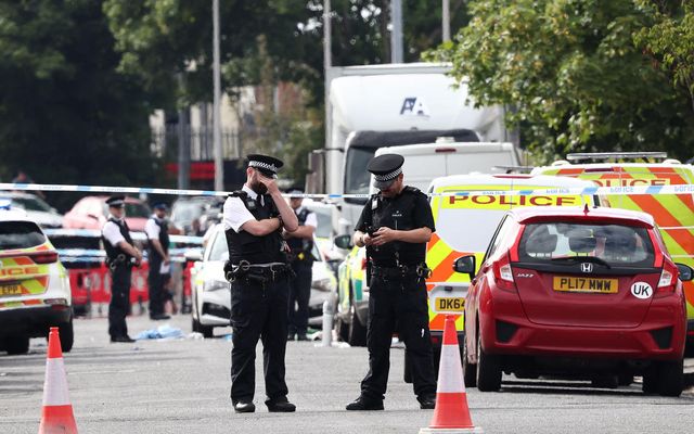 Lögreglumenn standa vörð við Hart-stræti í Southport í norðvestanverðu Englandi eftir stunguárásina í júlí.