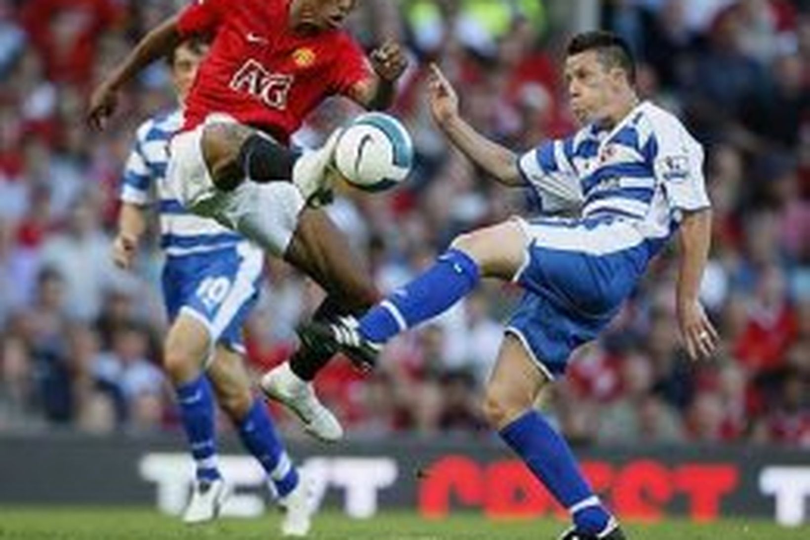 Nani hjá Manchester United og Nicky Shorey hjá Reading eigast …