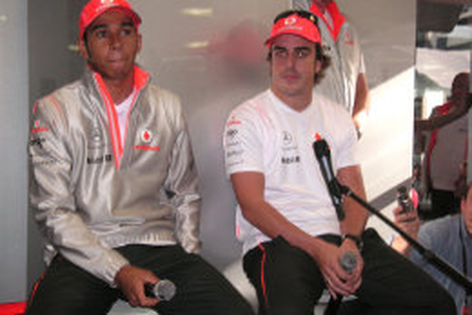 Hamilton (t.v.) og Alonso sitja fyrir svörum í mótorheimili McLaren …