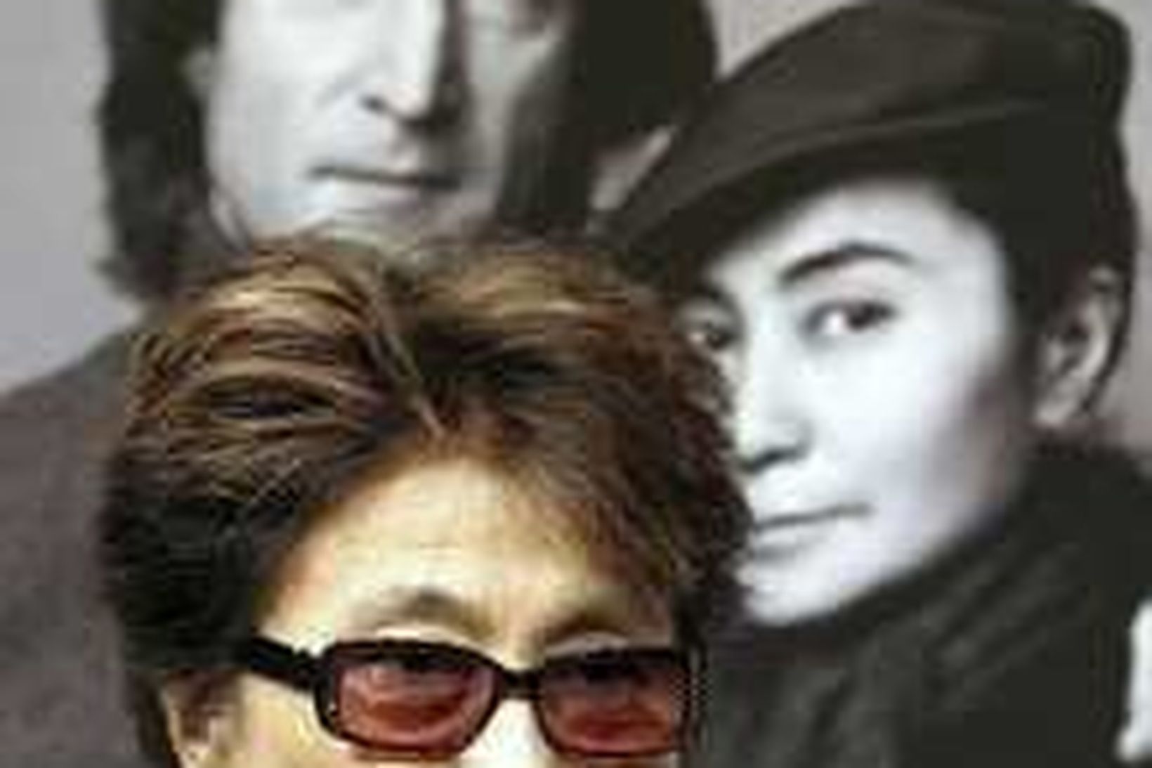 Yoko Ono, ekkja Johns Lennons, með mynd af þeim hjónum …