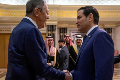 Marco Rubio heilsar hér Sergei Lavrov, utanríkisráðherra Rússlands, á fundi þeirra í Ríad í Sádi-Arabíu …