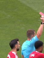 Markvörðurinn sá rautt á Old Trafford (myndskeið)