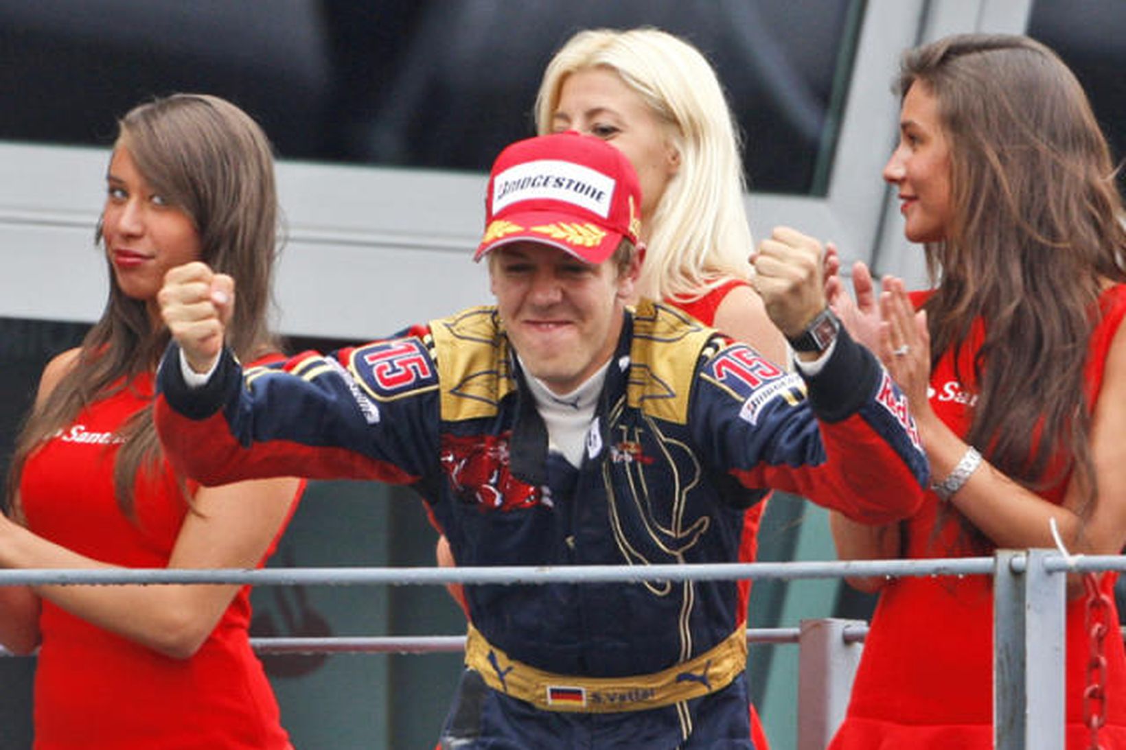 Vettel fagnar á verðlaunapalli í Monza.