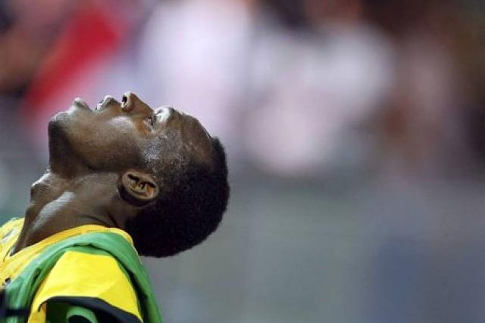 Usain Bolt fagnar sigri og heimsmeti í Berlín í kvöld.