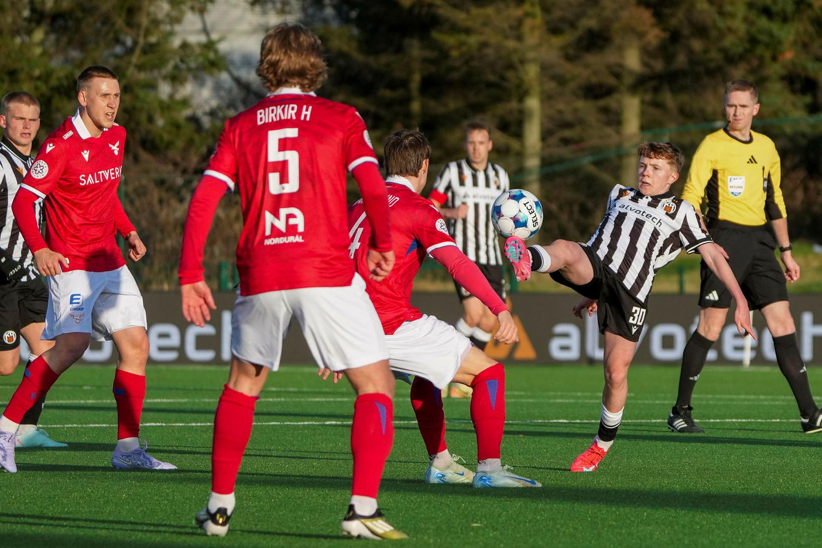 Sigurður Breki Kárason í leik með KR gegn Val í …