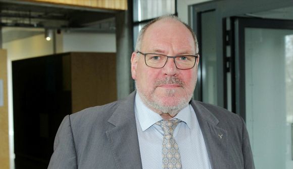 156 sinnum strikað yfir nafn Ásmundar