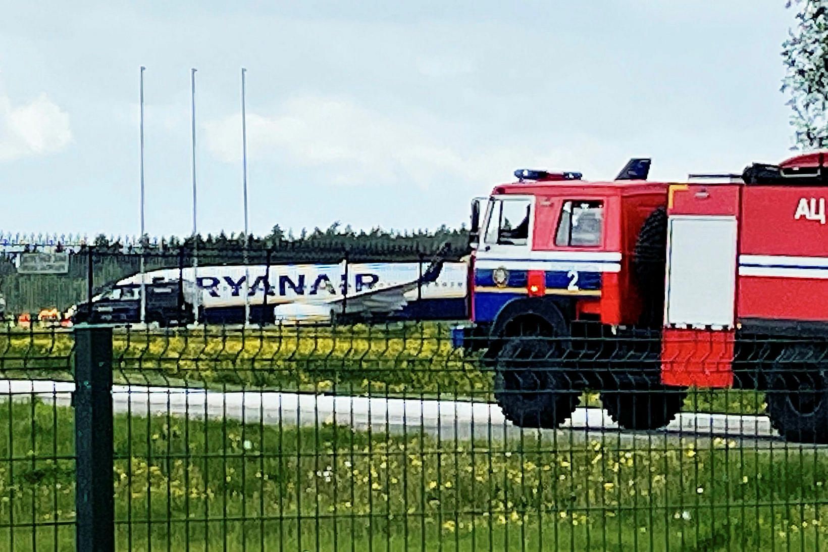Ryanair Boeing 737-8AS (flug FR4978) á flugbraut á alþjóðlega flugvellinum …