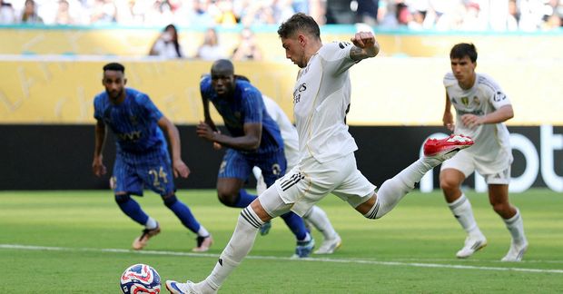 Federico Valverde í þann mund að klúðra vítaspyrnu í blálokin í kvöld.