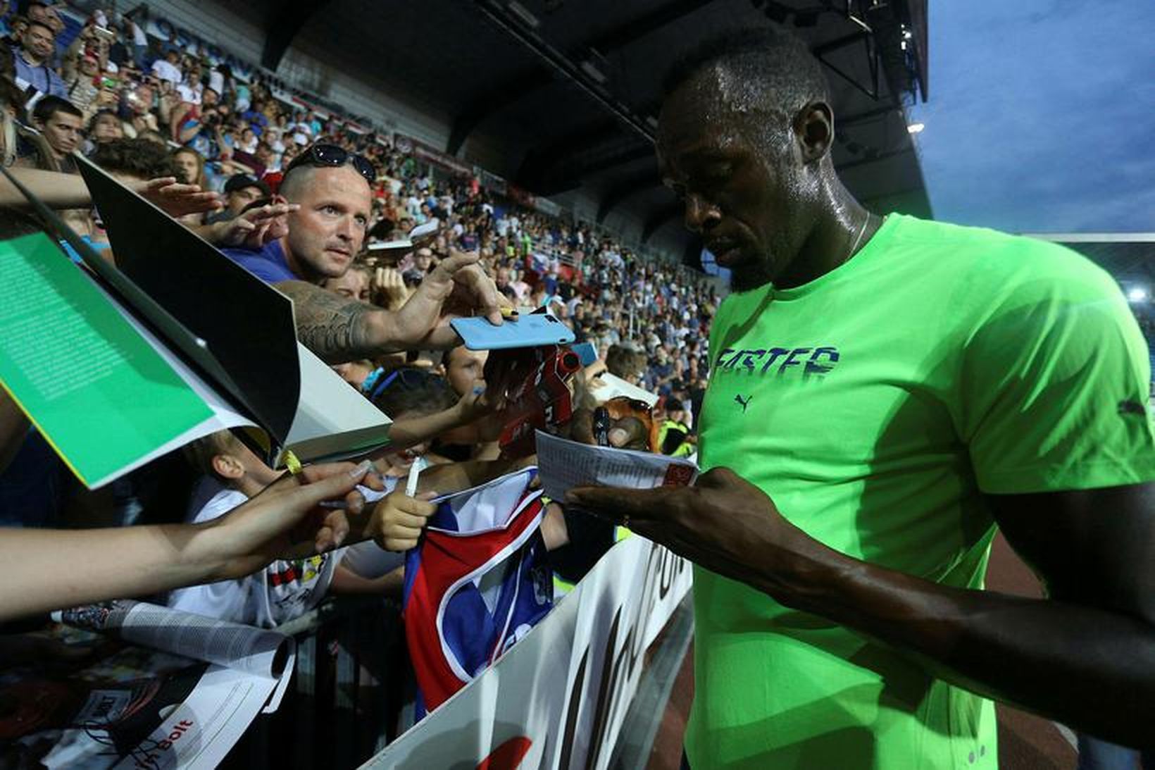 Usain Bolt gefur eiginhandaráritanir í Tékklandi í kvöld.