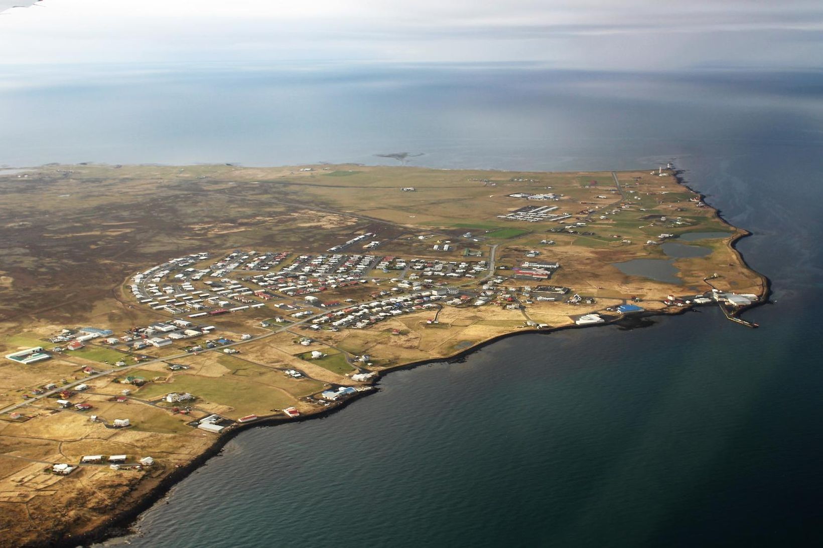 Garður í Suðurnesjabæ. Heitavatnskerfin eru í fullri virkni í Reykjanesbæ …