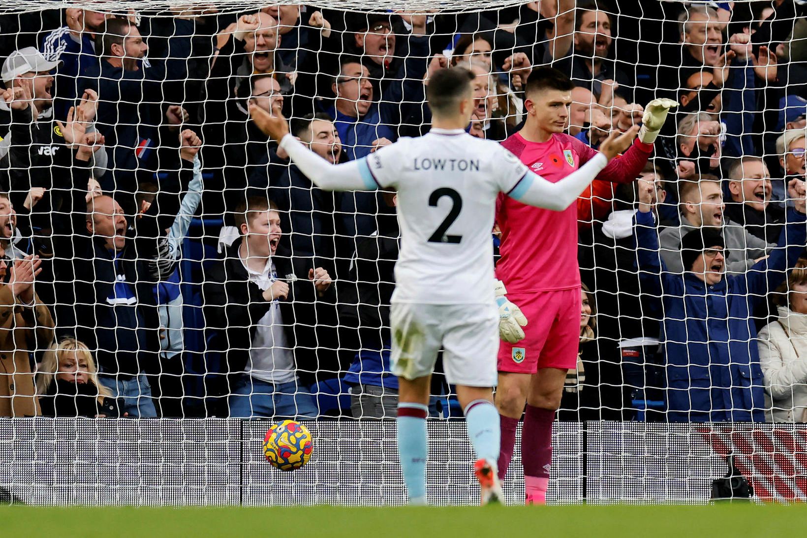 Matthew Lowton fékk kókflösku í ennið.