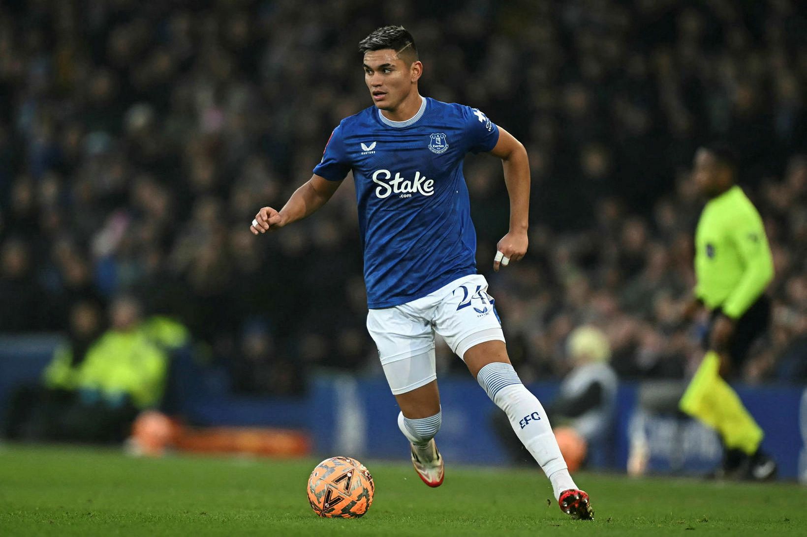 Carlos Alcaraz í leik með Everton. Stake er aðalstyrktaraðili Everton …