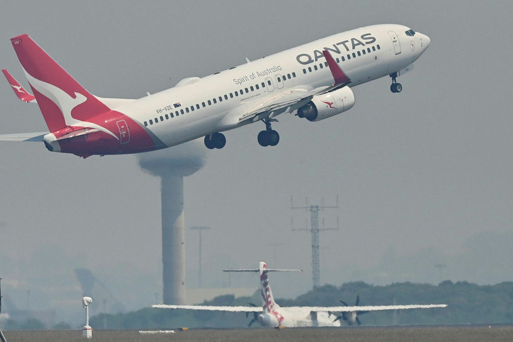 Boeing 737-800 þota Qantas í flugtaki frá Kingsford Smith flugvellinum …