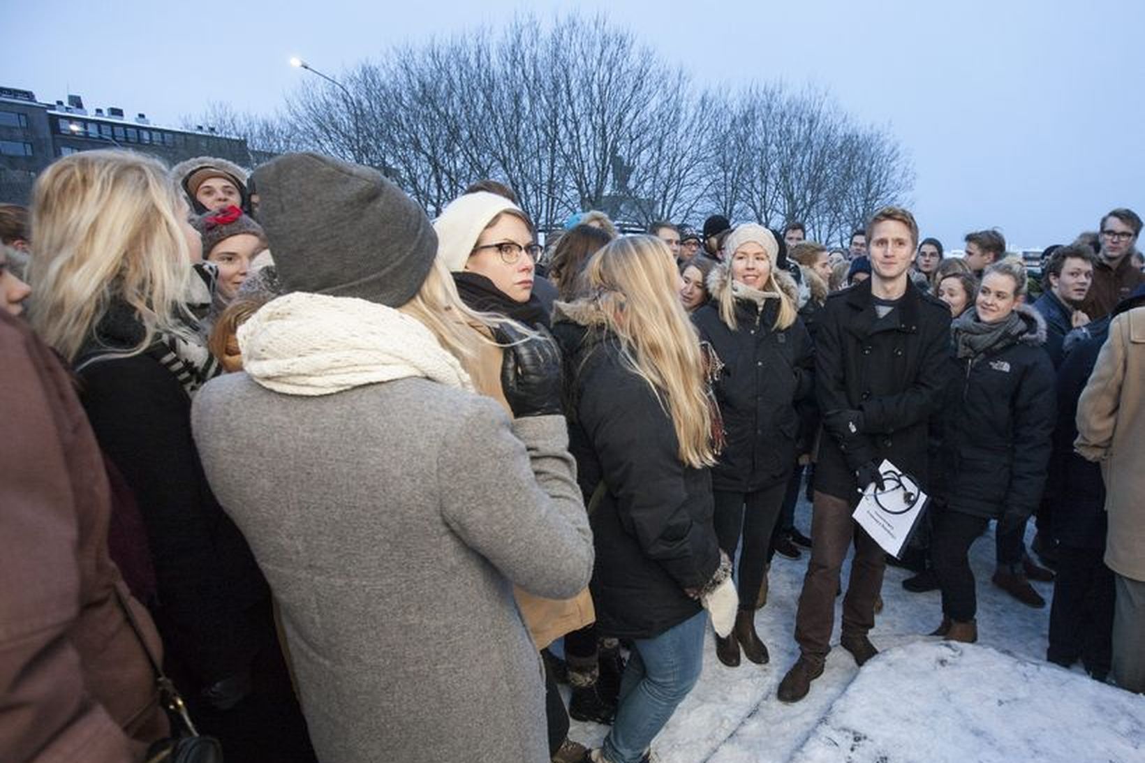 Rúmlega 200 manns komu saman við fjármálaráðuneytið í dag.