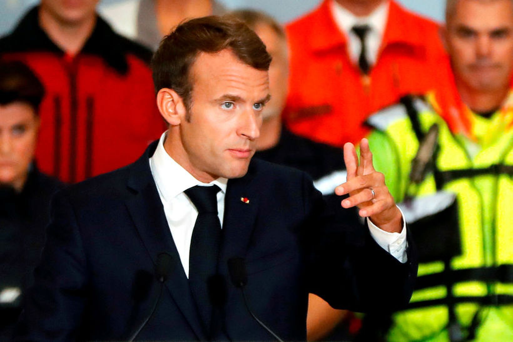 Macron segir hótanir gegn kennurum óásættanlegar.