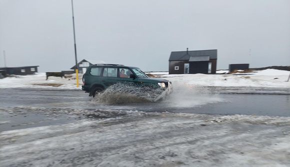 Hreinsað frá niðurföllum daglangt