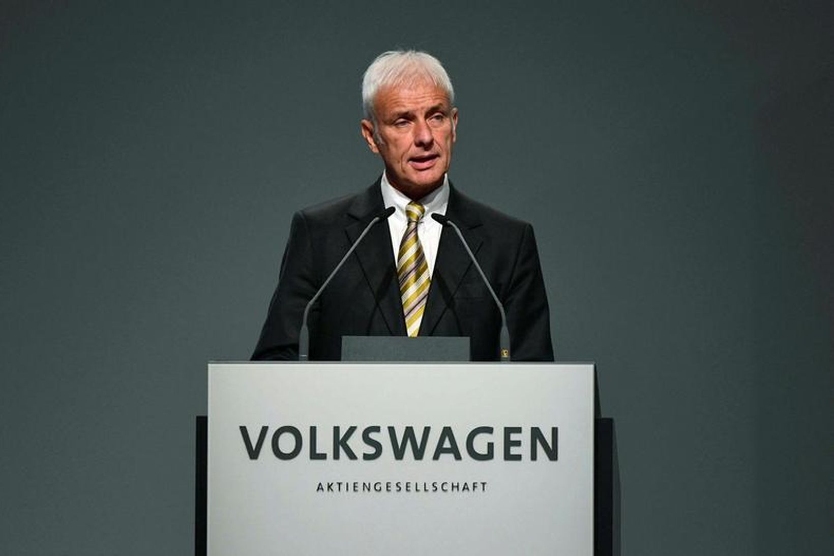 Matthias Mueller, forstjóri Volkswagen, ræðir við hluthafa í dag.